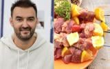 Pour finir les vacances d’été, Cyril Lignac vous partage une recette de brochettes qui change pour le barbecue