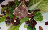 Sur une feuille d'endive, salade de noix et raisins muscat au stilton,  magret de canard séché
