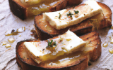 Toasts de brie de Meaux au lard craquant