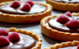 Tartelettes framboises/citron, coque en chocolat sur pâte sablée au pralin