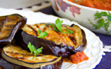 Julienne d'aubergines grillées à la sauce tomate