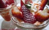 Coupe  de  fraise avec coulis et crème chantilly