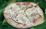 Pizza blanche lardons, courgettes et graines