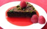 Moelleux choco-pistache et son coulis de framboises vanillé