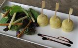 Bouchées de polenta au roquefort, mesclun et mikado pomme et pain d'épices