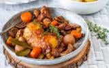 Pour régaler toute la famille, Chef Damien partage sa recette de poulet bourguignon, une alternative économique et facile à faire  !