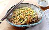 Cette salade de nouilles japonaise est prête en 15 minutes et rafraîchit à tous les coups !