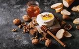 Voici comment customiser la bûche de chèvre pour un apéro qui bluffe tout le monde !