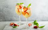 “On peut s’amuser sans alcool” : Laurent Mariotte partage une recette de sangria blanche rafraichissante imaginée par une mixologue