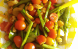 Salade de tomates et  de petits légumes poêlés