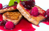 Escalopes de foie gras poêlées sauce aux framboises