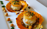 Coquilles Saint Jacques en croûte de noix et crème de potiron