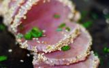 Tataki de thon blanc fumé au sésame