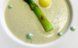 Bar de ligne, pulpe d'asperges vertes, emulsion citronelle