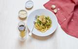 Tagliatelles au pesto, tuiles de parmesan et gousses d’ail confites