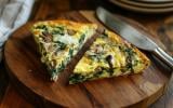 Pas chère et facile à faire, on a trouvé une recette de quiche aux champignons sans pâte, parfaite pour l’automne !