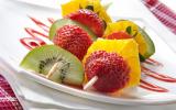 Brochettes de fruits printaniers