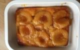 Gâteau de poires au sirop avec nappage au caramel