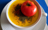 Cappuccino de curcuma sur velouté de tomates - fenouil