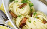 Spaghettis aux lardons, herbes et parmesan