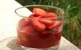 Verrine de fraises et framboises au jus de fraises et feuilles de menthe