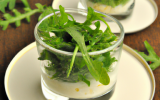 Verrine de bonite acidulée sous lit de roquette