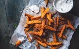 Frites de patate douces aux épices, sauce yaourt à l’aneth