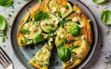 Un reste de courgettes ? Cette recette de frittata est parfaite pour un repas d’été facile et rapide