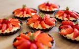 “C’est le début des fraises” : Cyril Lignac livre sa recette pour les sublimer dans des tartelettes aux sablés bretons