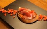 Tartine de pain aillé avec tomate et jambon