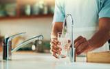 Eau du robinet et eau en bouteille : laquelle choisir pour votre santé ? Le médecin Jimmy Mohamed a tranché !