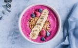 Smoothie bowl aux fruits rouges et banane