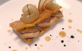 Millefeuille de foie gras au pain d'épice et sa vinaigrette aigre douce, poires caramélisées et confit d'oignons de Trebon au Madiran