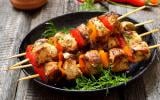 Tous en cuisine : Cyril Lignac partage sa recette de brochettes de poulet épicé et sa salade de concombre !