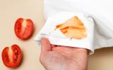 Comment retirer facilement une tache de sauce tomate sur une nappe ou un vêtement ?