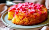 “Très bon et facile à faire” : voici notre recette du gâteau renversé à la rhubarbe notée 5/5 par nos lecteurs