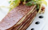 Millefeuilles de diots fumés et mousseline de reblochon à la graine de moutarde, salade de pissenlits aux noix