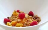 Compotée de melon, d'abricots et de framboises façon crumble