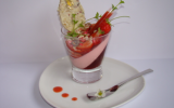 Verrine girly aux fraises, coquelicot et pralines roses