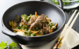 Wok d'agneau parfumé au vin de noix et légumes croquants