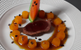 Magret de canard sur copeau de melon, granité au miel et crème de carotte