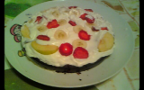 Fondant au chocolat recouvert de chantilly + fruits