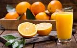 “Il va vous faire grossir” : ce médecin explique pourquoi il est préférable de manger une orange plutôt que de boire du jus