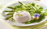 Salade de crottin de chèvre aux pois gourmands et brocolis