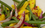 Salade de haricots verts, mangue et oignons rouges aux baies roses