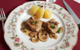 Noisettes de filet de lapereau aux champignons, jus de pommeau aux trois poivres