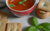 Consommé clair à la tomate et son biscuit au basilic