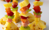 Brochettes de fruits sur Ananas surprise