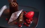 Dessert chocolaté avec sa compote de fruits rouges et son sorbet aux framboises