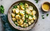 "Vous allez devenir accro” : adoptez cette salade de pommes de terre rapide et facile à préparer pour les beaux jours !
